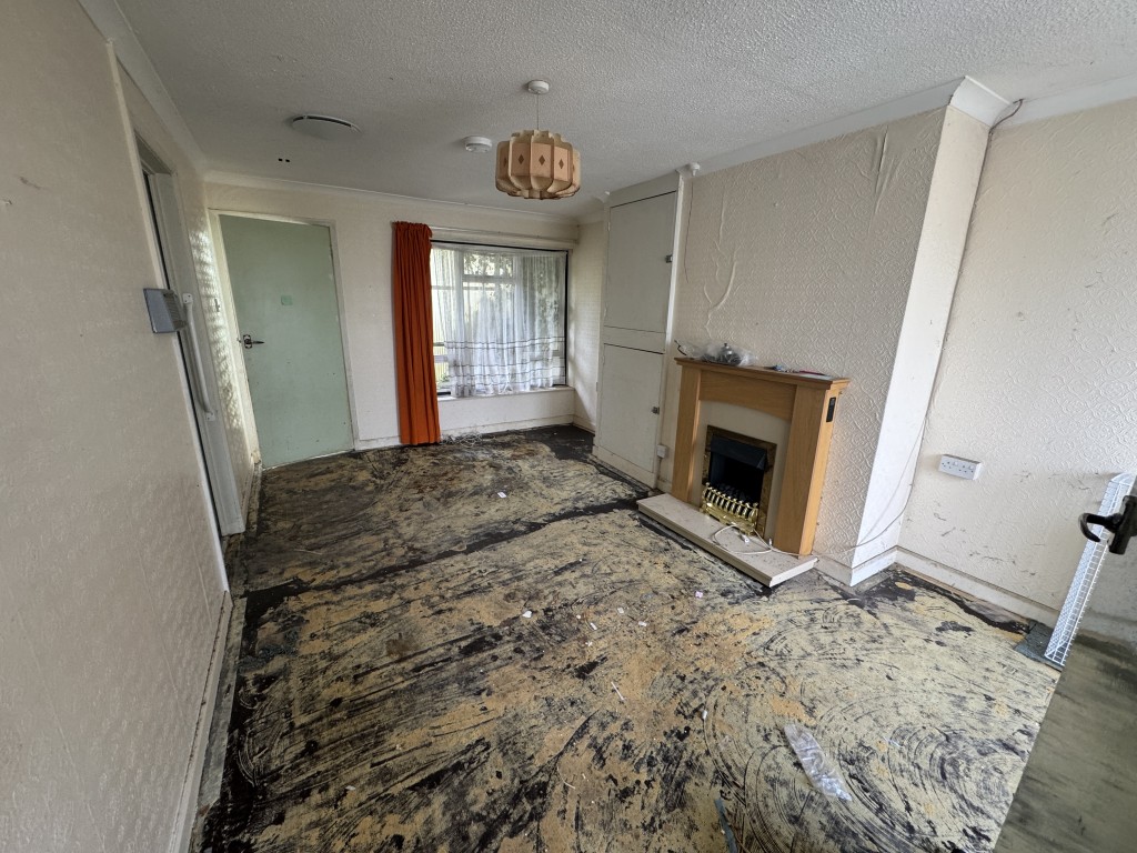 Lot: 118 - 	SEMI-DETACHED BUNGALOW FOR IMPROVEMENT - Living room